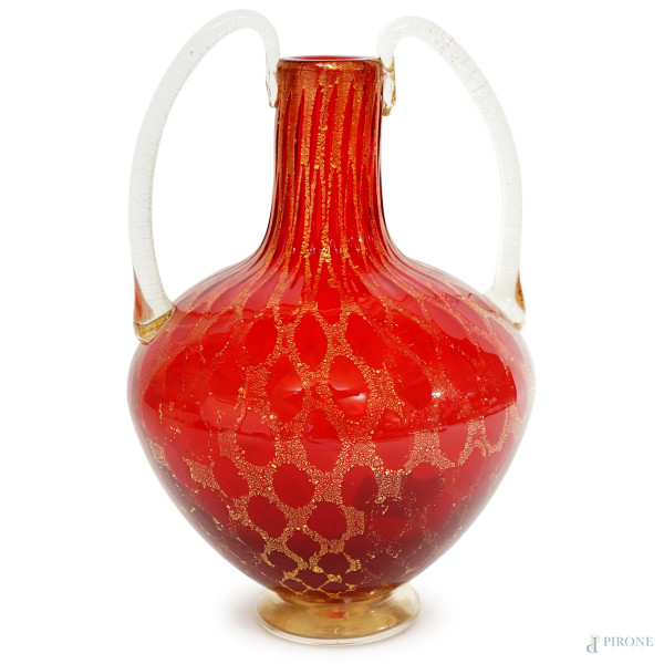 Vaso in vetro soffiato, La Murrina, Murano, XX secolo, color rosso rubino con inclusioni a foglia d'oro, anse e base in vetro trasparente, altezza cm 30