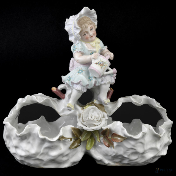 Centrotavola a doppio cestino in porcellana sormontato da scultura di fanciulla  in biscuit, XX secolo, cm 26x26x17, (segni di usura, sbeccature, difetti)