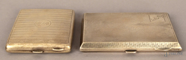 Lotto di due portasigarette in argento cesellato e niellato, misure max. 12x8 cm, gr. 305.
