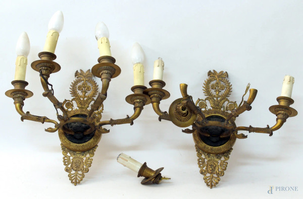 Coppia appliques a quattro luci, rette da teste di leone a rilievo in bronzo cesellato e traforato, H 35 cm, XIX sec.