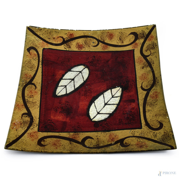 Centrotavola in vetro e metallo decorato nei toni dell'oro, dell'argento e del porpora, XX secolo...