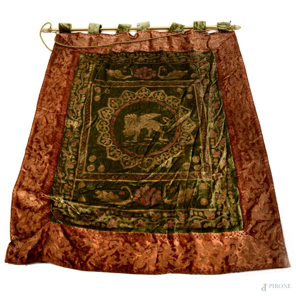 Stendardo in velluto e tessuto nei toni del magenta e del verde raffigurante Leone di San Marco, XX secolo, (difetti) cm 130x100 (difetti)
