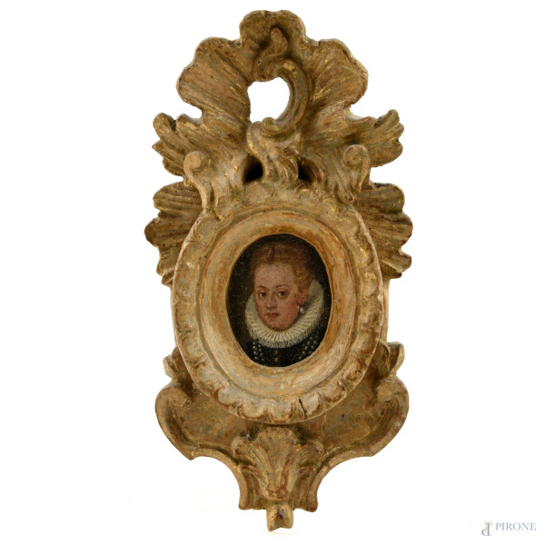Miniatura raffigurante gentildonna con gorgiera, XVIII-XIX secolo, entro cornice in legno dorato e intagliato, misure complessive cm 17,5x8,5, (segni di usura)