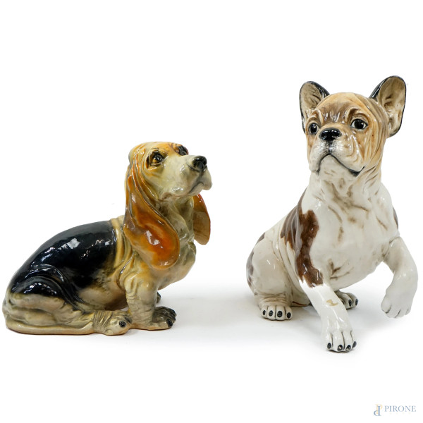 Basset Hound e Bulldog francese, due sculture in ceramica e resina policroma, misure max cm 45x45x23, (un restauro su una zampa).