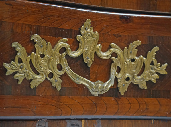 Comò Luigi XV a tre cassetti con piano in marmo, forma bombata, lastronata in bois the rose con g...