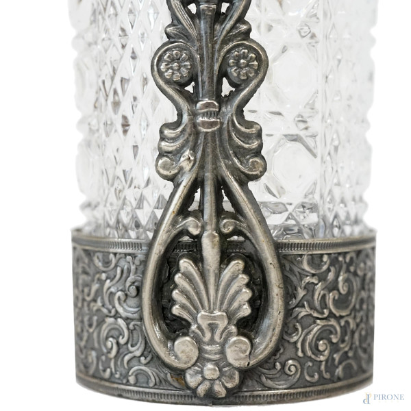 Lotto di sei bicchieri in cristallo controtagliato e metallo argentato, altezza cm 14 (rotture)