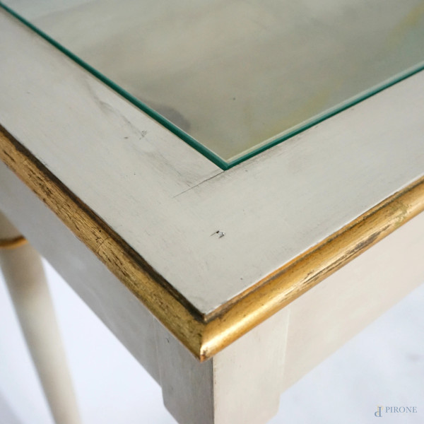 Consolle bacheca in legno laccato con rifiniture dorate, piano centrale in vetro, XX secolo, cm 1...