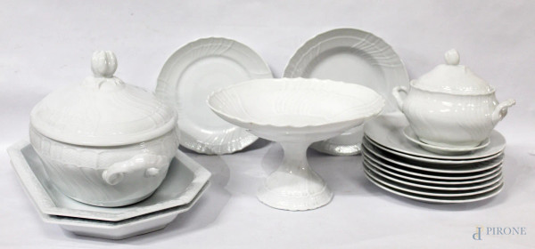 Servizio incompleto di piatti in porcellana bianca composto da 47 piani, 23 piccoli, 5 fondi, 6 da portata, marcato Ginori.