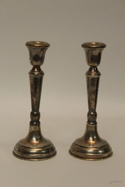 Coppia di candelieri a una luce, in argento, pezzi 150, H 18 cm.