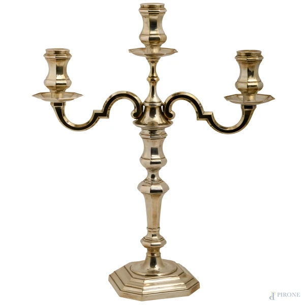 Candeliere a tre fiamme in argento, punzone 30 PD argentiere Zaramella, peso gr 1050, cm 44x36