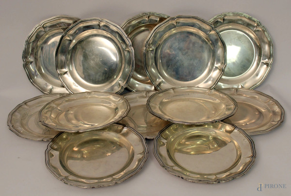 Lotto composto da dodici piattini in argento, XIX sec., gr. 2644, diam. cm 20.