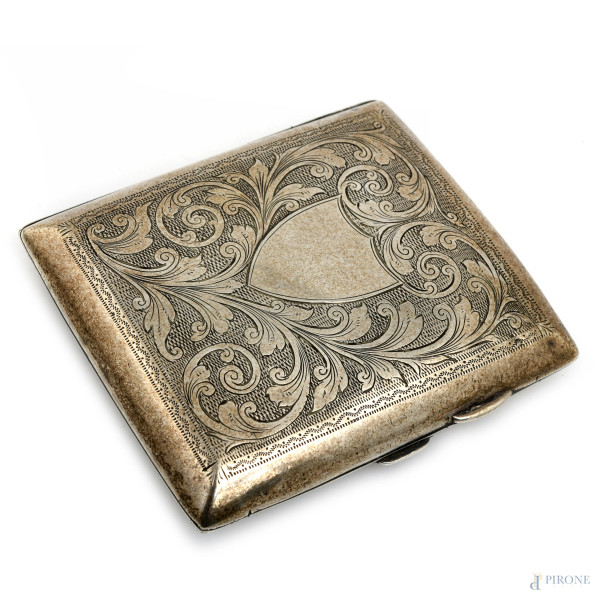 Lotto composto da un portrasigarette in argento cesellato, XX secolo, cm 8,5x7,5,  peso complessivo gr 85