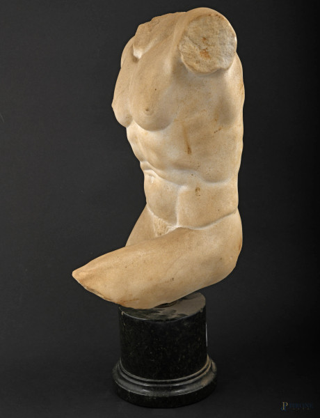 Scultura di torso maschile scolpito in stile classico in marmo zuccherino, XX secolo, cm 51,5x25x...