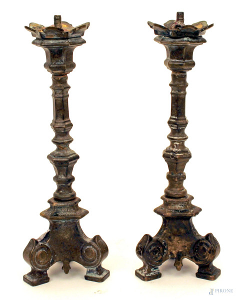Coppia portaceri in bronzo, H. 24 cm.
