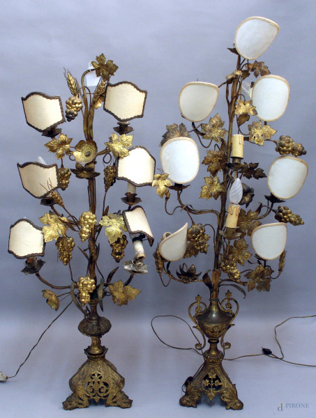 Coppia lampade da terra a nove luci, in ottone sbalzato e dorato, a grappoli d&#39;uva e spighe, H 104 cm.