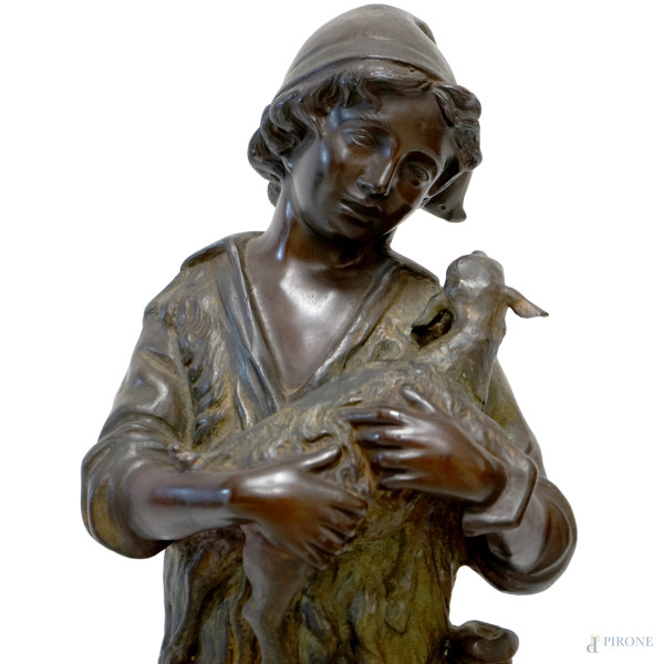 Scultura in bronzo rappresentante un pastorello, firmata V. Cinque, base in marmo, altezza cm 76