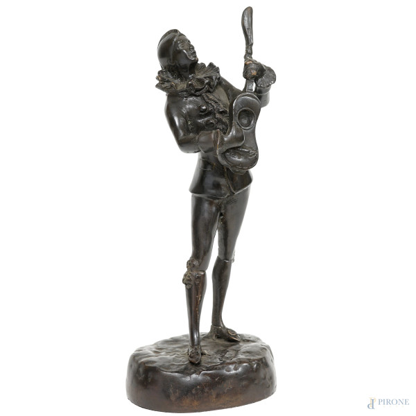 Scultura in bronzo brunito raffigurante Pierrot che suona la chitarra, XX secolo, altezza cm 32