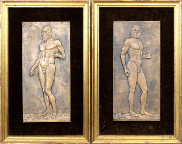 Coppia di bassorilievi in bronzo raffiguranti i Bronzi di Riace, cm. 38x18,5, entro cornici.