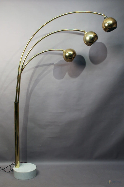 Lampada da terra a tre luci in ottone con base in marmo, in design, H 215 cm.