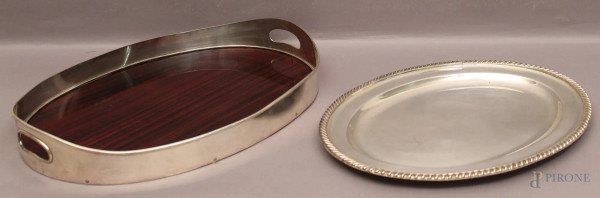 Lotto composto da due vassoi ovali in metallo e legno, uno dei quali marcato Tupini, misure massime 52,5x38,5 cm.