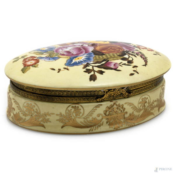 Scatola portagioie in porcellana Meissen nei toni del crema e oro decorata a motivi floreali, XX secolo, cm 7x18,5x14, (segni di usura)