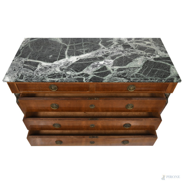 Comò stile Impero con piano in marmo verde e inserti in bronzo. Fronte scandito da coppia di cass...