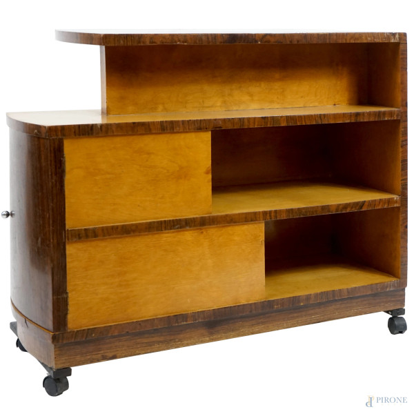 Mobile-libreria deco in legno a quattro ripiani e sportello laterale a due vani, con rotelle, XX secolo, cm 94,5x78,5x31,5, (difetti)