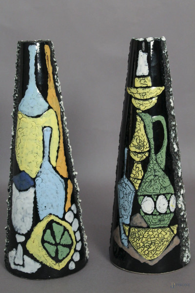 Coppia di vasi in ceramica siciliana a decoro di figure, marcata SAM, H 33 cm.