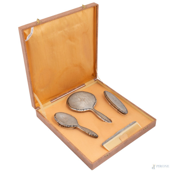 Servizio da toletta rivestito in lamina di argento 800/000, XX secolo, misura massima cm 25, peso lordo complessivo gr 525, (lievi segni di usura)