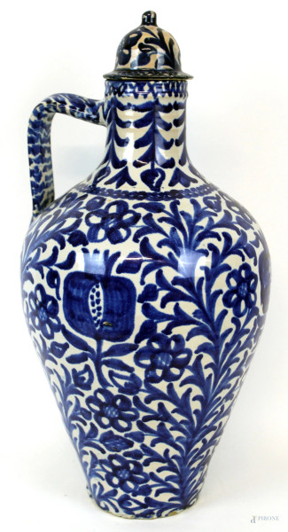 Versatoio con coperchio ad ansa unica in ceramica bianca e blu, decori  a motivi fogliacei ed astratti, manifattura spagnola, XX secolo, cm h 50, (difetti).