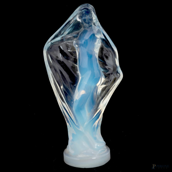 Scultura in vetro raffigurante figura velata, XX secolo, altezza cm 19, (segni di usura, graffi, sbeccature)