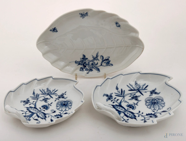 Lotto di tre vassoi a foggia di foglia in porcellana Meissen a fondo bianco con decori blu, misure massime cm 27x19, (difetti)