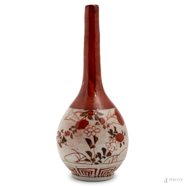 Piccolo vaso in porcellana dipinta nei toni del bianco e del rosso. Giappone, XX secolo, altezza cm 18, (cadute di smalto e difetti di cottura)
