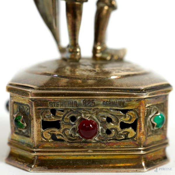 Coppia di cavalieri in argento, Germania, XX secolo, peso gr. 290, altezza cm 13,5