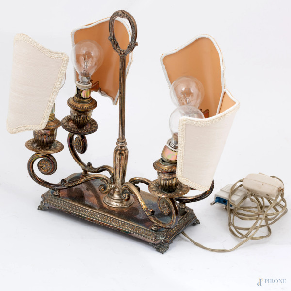 Lampada da tavolo a quattro luci in argento cesellato, XX secolo, altezza cm 30, peso lordo gr 88...