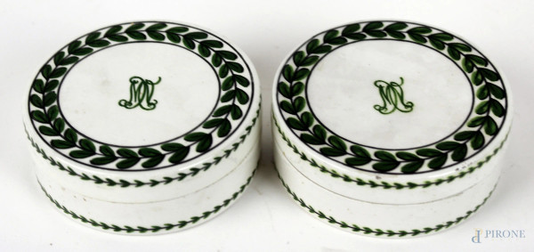 Coppia di cofanetti in ceramica bianca con decori in verde raffiguranti monogramma e foglie, Bassanello, XX secolo, diam. cm 9,5