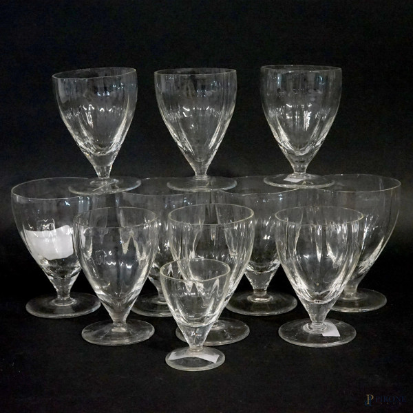 Lotto di undici bicchieri in vetro, composto da quattro bicchieri da acqua, sei bicchieri da vino ed un bicchierino da liquore, alt.max cm 10,5, XX secolo, (sbeccature).