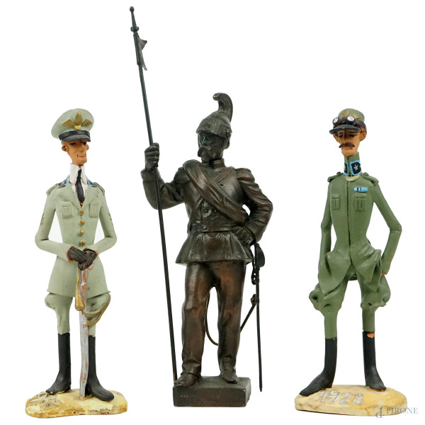 Lotto composto da una scultura in bronzo raffigurante soldato dell'esercito sabaudo e due soldatini in terracotta dipinti, datati 1928 e 1938, alt. Max cm 29, XX secolo, (difetti e rotture).