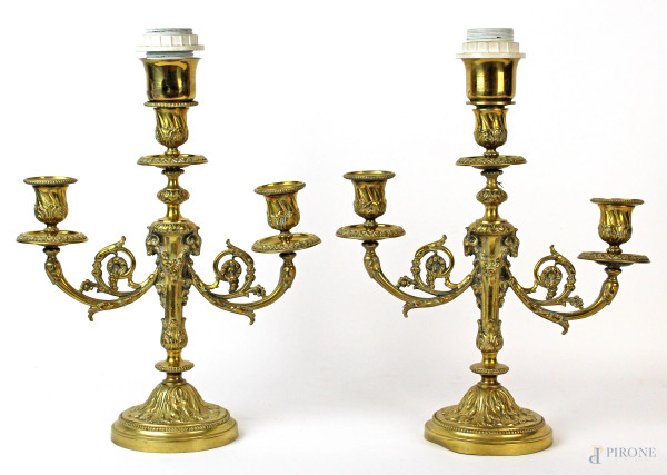 Coppia di candelabri in bronzo dorato e cesellato a tre fiamme, trasformati a lampada, altezza cm 35, XX secolo, (difetti)
