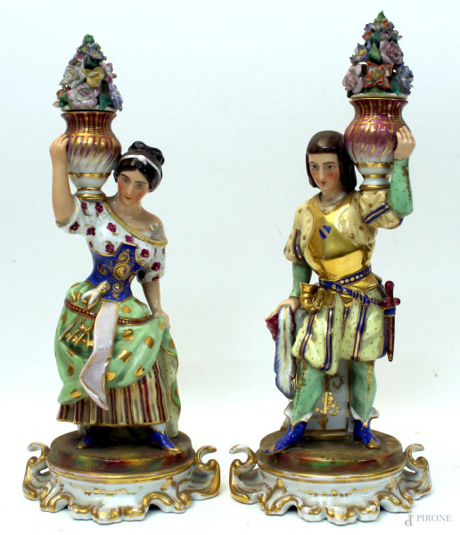 Coppi Lui e Lei, in porcellana policroma, reggenti vasi con fiori, primi &#39;900, H. 37 cm.