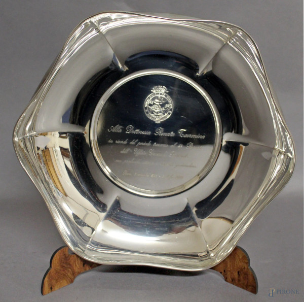 Centrotavola in argento di linea esagonale, H 5 cm, gr. 225.