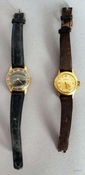 Lotto composto da due orologi da donna dorati da revisionare.