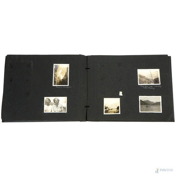 Lotto composto da due album fotografici vintage, uno contenente diverse fotografie d'epoca, misur...