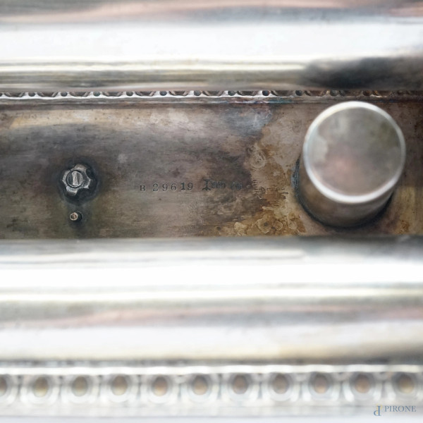 Calamaio in argento cesellato e sbalzato di forma rettangolare poggiante su quattro piedini, con ...