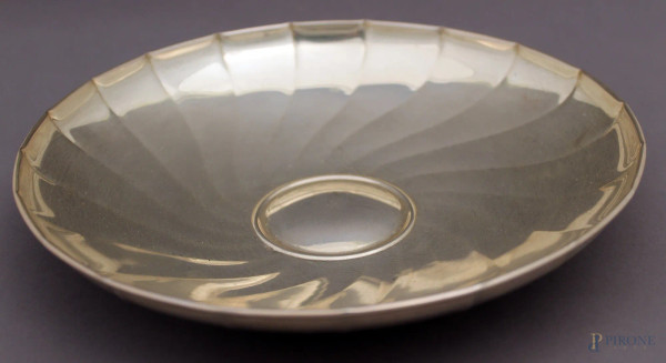 Centrotavola di linea tonda in argento, diametro 24,5 cm, gr. 230.