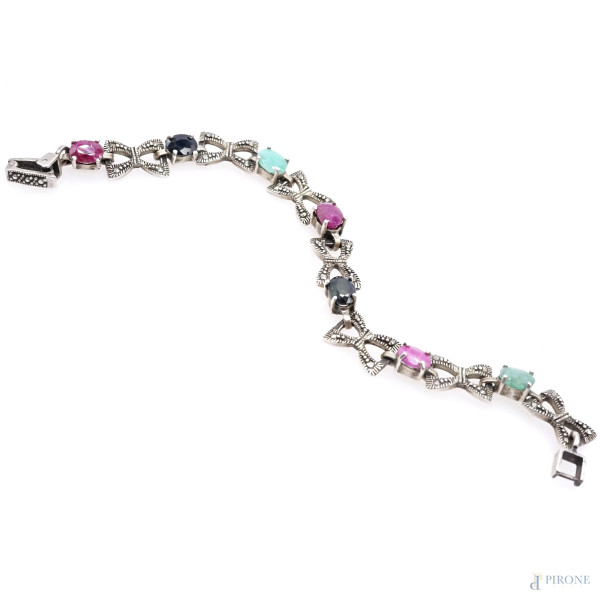 Bracciale in argento con pietre multicolor e decori a forma di fiocco, peso gr. 22, lunghezza cm 19