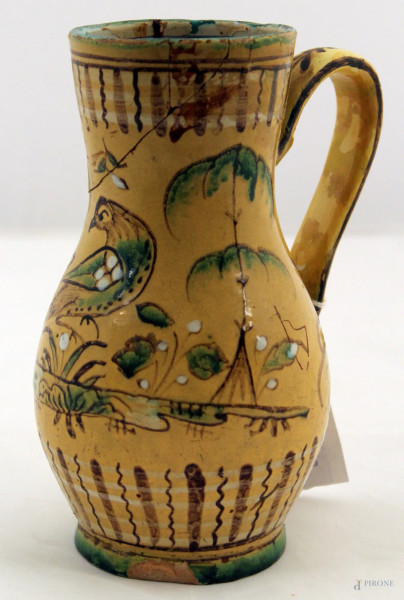 Brocca in ceramica dipinta a soggetti di volatili, (rotture), h. 20 cm