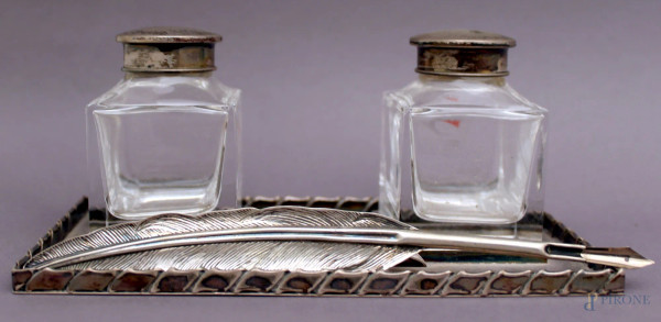 Calamaio in argento con flaconi in cristallo, completo di pennino, H 8 cm.