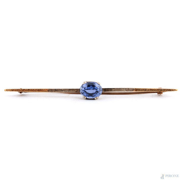 Spilla in oro basso con ametista, lunghezza cm 8, peso lordo complessivo gr 4,5