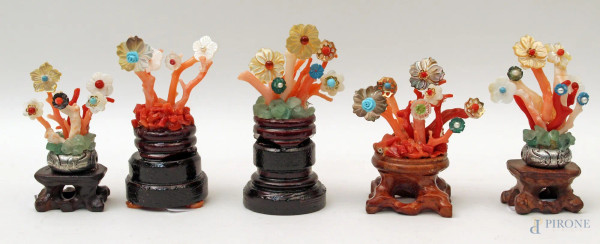 Lotto composto da cinque rami di corallo con roselline, poggianti su basi diverse, H 8 cm.